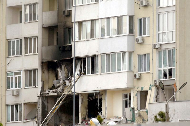 &copy; Reuters. منظر عام لمبنى سكني لحق به ضرر جراء القصف الروسي لأوكرانيا في أوديسا يوم السبت. تصوير: إيجور تكاتشينكو - رويترز