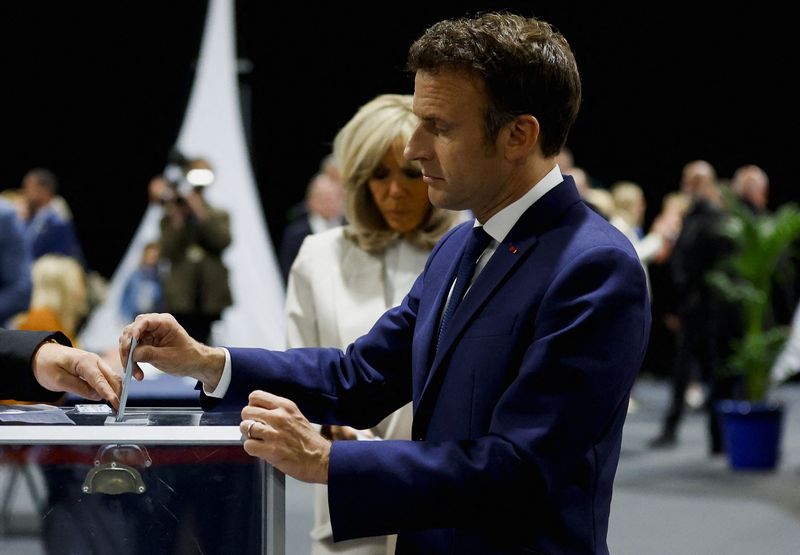 &copy; Reuters. Emmanuel Macron, a voté dimanche matin au Touquet-Paris-Plage (Pas-de-Calais) vers 13 heures. /Photo prise le 24 avril 2022/REUTERS/Gonzalo Fuentes