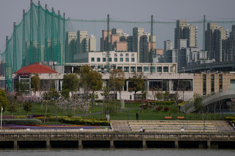 &copy; Reuters. FILE PHOTO - A man stands on a bank of the Huangpu river in Pudong, amid the lockdown in the Pudong area, to contain the spread of the coronavirus disease (COVID-19) in Shanghai, China March 28, 2022. REUTERS/Aly Song