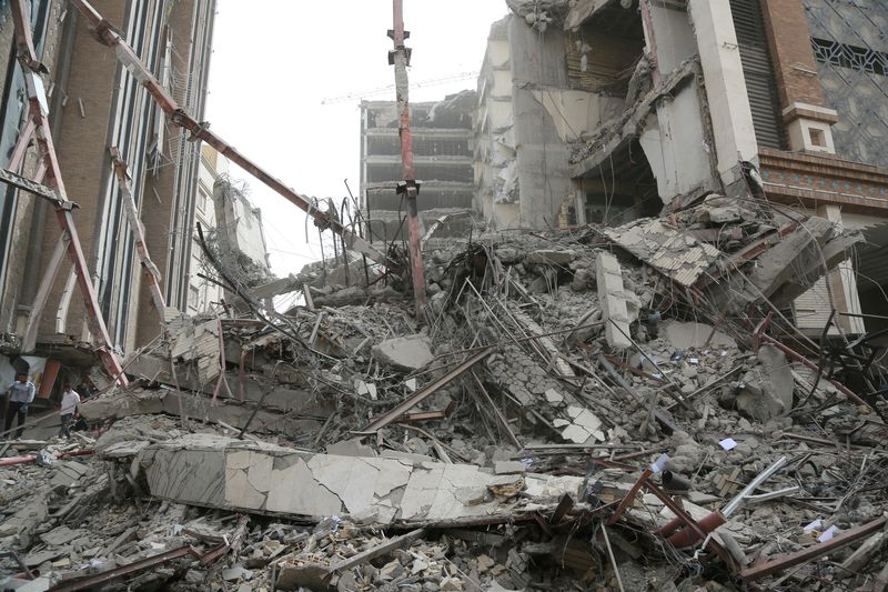 &copy; Reuters. FILE PHOTO: General view at the site of a ten-storey building collapse in Abadan, Iran May 23, 2022. WANA (West Asia News Agency) via REUTERS 
