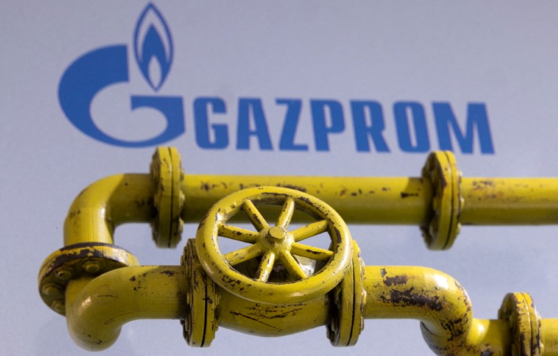 &copy; Reuters. FOTO DE ARCHIVO: Canalizaciones de gas natural impresas en 3D sobre el logotipo de Gazprom en esta ilustración tomada el 31 de enero de 2022. REUTERS/Dado Ruvic