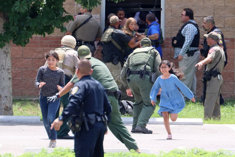 © Reuters. Children run to safety after escaping from a window during a mass shooting at Robb Elementary School where a gunman killed nineteen children and two adults in Uvalde, Texas, U.S. May 24, 2022. Picture taken May 24, 2022.  Pete Luna/Uvalde Leader-News/Handout via REUTERS