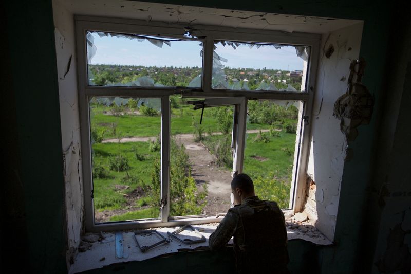 © Reuters. A Ukrainian serviceman inspects an area from a building damaged by a Russian military strike, as Russia's attack on Ukraine continues, in the town of Marinka, in Donetsk region, Ukraine May 28, 2022.  REUTERS/Anna Kudriavtseva