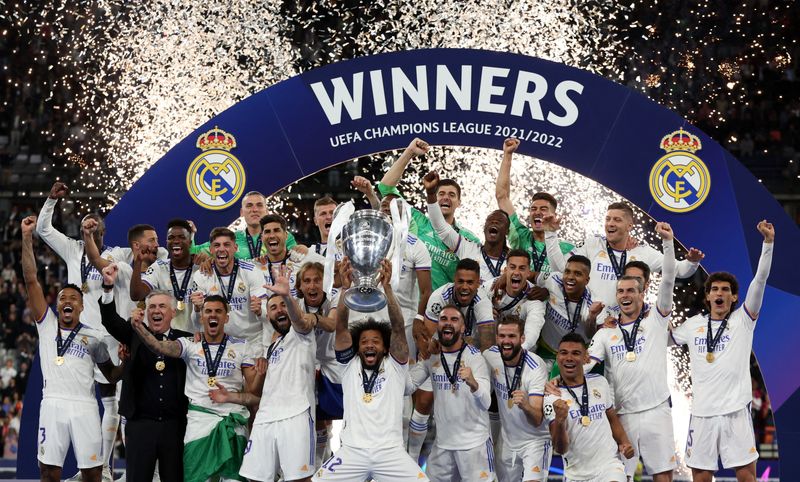 © Reuters.  May 28, 2022 
Foto del sábado del capitán del Real Madrid Marcelo celebrando con sus compañeros tras ganar la Champions League
 REUTERS/Lee Smith