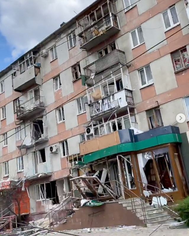 &copy; Reuters. بيت تضرر جراء القصف خلال غزو روسيا لأوكرانيا في سيفيرودونتسك يوم 22 مايو أيار 2022 في صورة من مقطع مصور من وسائل التواصل الاجتماعي حصلت عليه رو