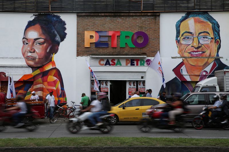 Colombianos vão às urnas em eleição presidencial polêmica