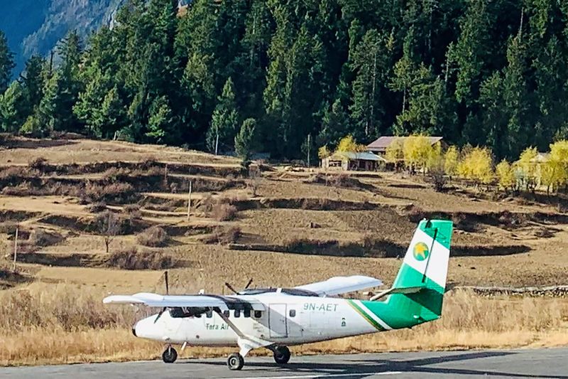 © Reuters. طائرة تابعة لشركة تارا إير في صورة التقطت في نيبال يوم الأول من ديسمبر كانون الأول 2021. صورة لرويترز (يحظر إعادة بيع أو الاحتفاظ بالصورة في الأرشيف).