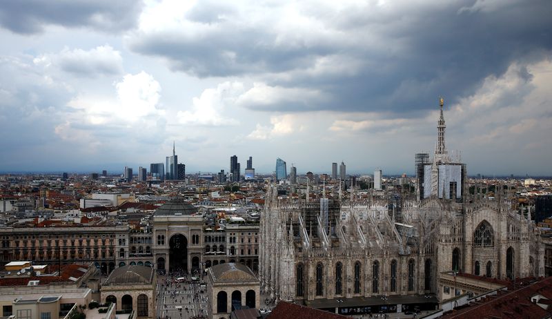 © Reuters. FILE PHOTO: Duomo's cathedral and Porta Nuova's financial district are seen in Milan, Italy,  May 16, 2018.   REUTERS/Stefano Rellandini