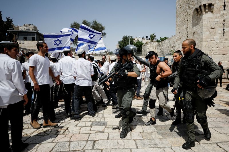 &copy; Reuters. Des affrontements ont eu lieu dimanche entre la police israélienne et des Palestiniens enfermés à l'intérieur de la mosquée Al-Aqsa de Jérusalem, à quelques heures de "la marche des drapeaux" marquant la conquête de la partie palestinienne de la v