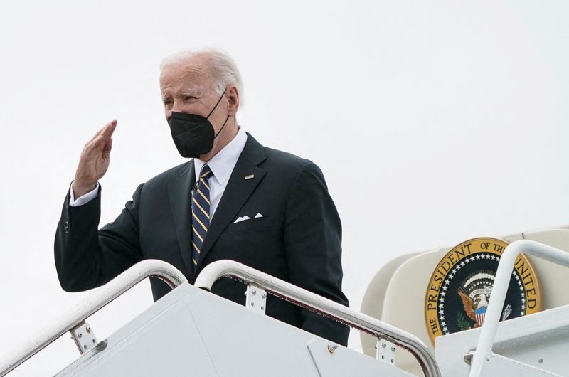 &copy; Reuters. الرئيس الأمريكي جو بايدن يستقل طائرة الرئاسة في طريقه إلى ولمنجتون يوم الأحد. تصوير: إليزابيث فرانتز - رويترز.