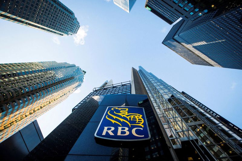 © Reuters. FILE PHOTO: A Royal Bank of Canada (RBC) logo is seen on Bay Street in the heart of the financial district in Toronto, January 22, 2015. REUTERS/Mark Blinch/File Photo