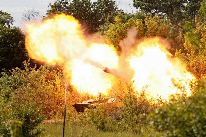 &copy; Reuters. Foto de archivo de un tanque operado por fuerzas prorrusas disparando en la región de Luhansk 
May 24, 2022. REUTERS/Alexander Ermochenko