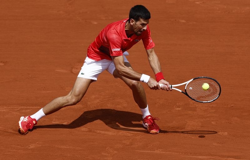 &copy; Reuters. May 29, 2022 
Foto del domingo del tenista de Serbia Novak Djokovic en acción ante el argentino Diego Sebastian Schwartzman en Roland Garros 
REUTERS/Yves Herman