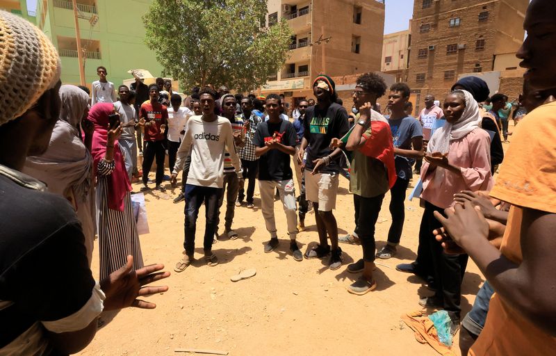 &copy; Reuters. Demonstrators who have gathered outside the court shout slogans during the procedural session of the trial of demonstrators accused of killing a police brigadier, in Khartoum, Sudan May 29, 2022. REUTERS/Mohamed Nureldin Abdallah