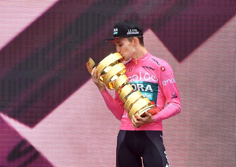 &copy; Reuters. May 29, 2022 
Foto del domingo del australiano Jai Hindley celebrando en el podio tras ganar el Giro d'Italia 
REUTERS/Jennifer Lorenzini