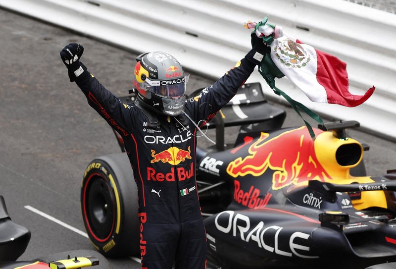 &copy; Reuters. May 29, 2022 
Foto del domingo del piloto de Red Bull Sergio Perez celebrando tras ganar el GP de Mónaco 
 REUTERS/Benoit Tessier