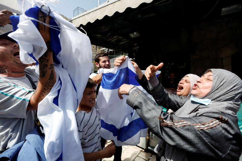 © Reuters. Foto del domingo de israelíes y palestinos discutiendo en la Ciudad Vieja de Jerusalén 
May 29, 2022. REUTERS/Ammar Awad