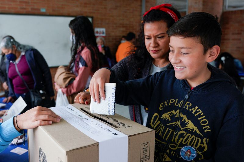 &copy; Reuters. ناخب يدلي بصوته في الجولة الأولى من الانتخابات الرئاسية بأحد مراكز الاقتراع في بوجوتا يوم الأحد. تصوير: سانتياجو أركوس - رويترز 