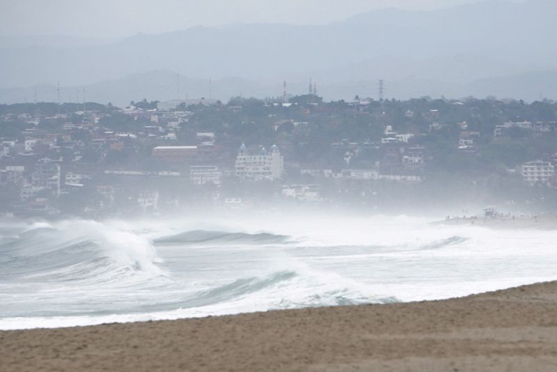 &copy; Reuters. أمواج تتلاطم على الشاطئ مع توجه إعصار أجاثا نحو الساحل الجنوبي للمكسيك يوم الأحد. تصوير: خوسيه دي خيسوس كورتيس - رويترز