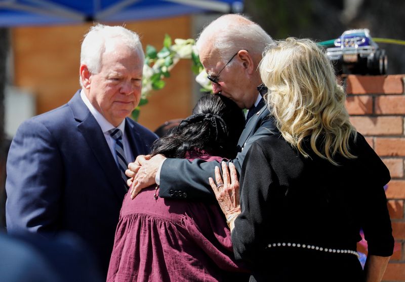 © Reuters. U.S. President Joe Biden embraces Mandy Gutierrez, Principal at Robb Elementary School, where a gunman killed 19 children and two teachers in the deadliest U.S. school shooting in nearly a decade,  as first lady Jill Biden and Uvalde Consolidated Independent School District (C.I.S.D.) Superintendent Hal Harrell stand next to him, in Uvalde, Texas, U.S. May 29, 2022. REUTERS/Marco Bello