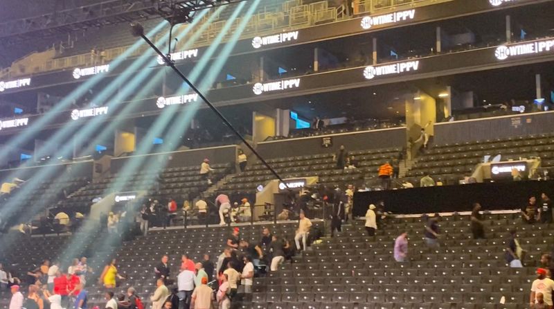 © Reuters. People escape from the tribunes after a false shooting alert inside Barclays Center in New York, U.S., May 28, 2022 in this screen grab obtained from a social media video. Ryan Songalia/via REUTERS  