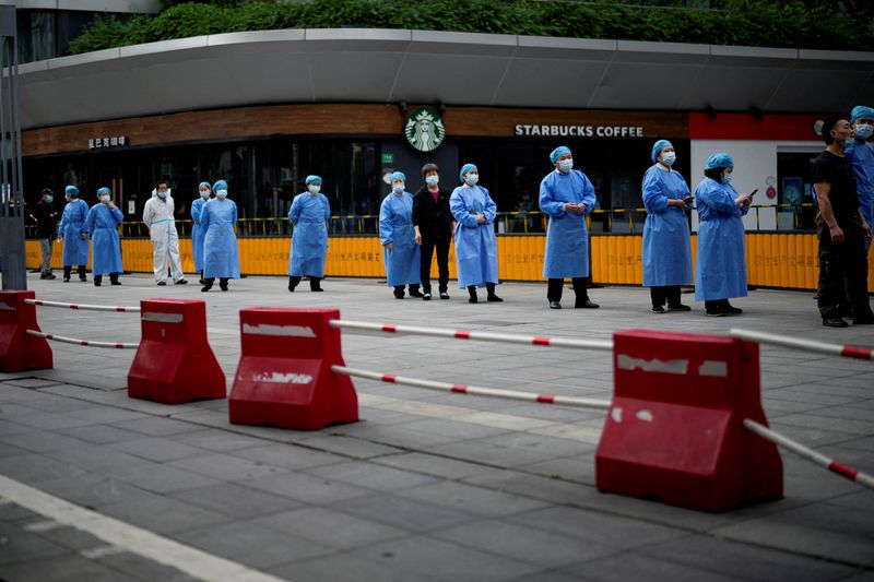 © Reuters. FILE PHOTO: People line up for nucleic acid tests during lockdown, amid the coronavirus disease (COVID-19) pandemic, in Shanghai, China, May 26, 2022. REUTERS/Aly Song/File Photo