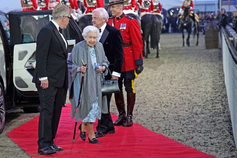 &copy; Reuters. FILE PHOTO: Britain's Queen Elizabeth arrives for the "A Gallop Through History Platinum Jubilee" celebration at the Royal Windsor Horse Show at Windsor Castle in Windsor, Britain May 15, 2022.  Steve Parsons/Pool via REUTERS/File Photo