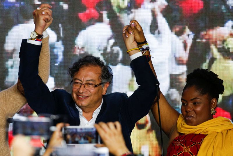© Reuters. Colombian left-wing presidential candidate Gustavo Petro of the Historic Pact coalition and vice-presidential candidate Francia Marquez react onstage after Petro came out on top in the first round of the presidential election in Bogota, Colombia May 29, 2022. REUTERS/Santiago Arcos