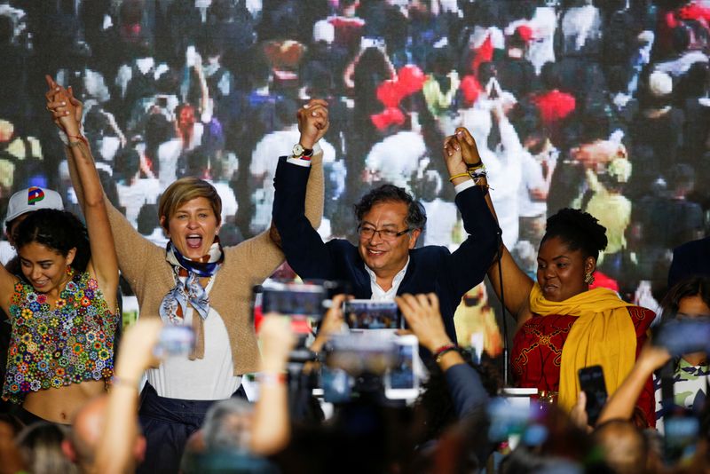 &copy; Reuters. El candidato a la presidencia de Colombia por el izquierdista Pacto Histórico, Gustavo Petro, habla a sus seguidores después de conocer los resultados de la primera vuelta de la elección presidencial, en Bogotá, Colombia, 29 de mayo, 2022. REUTERS/San