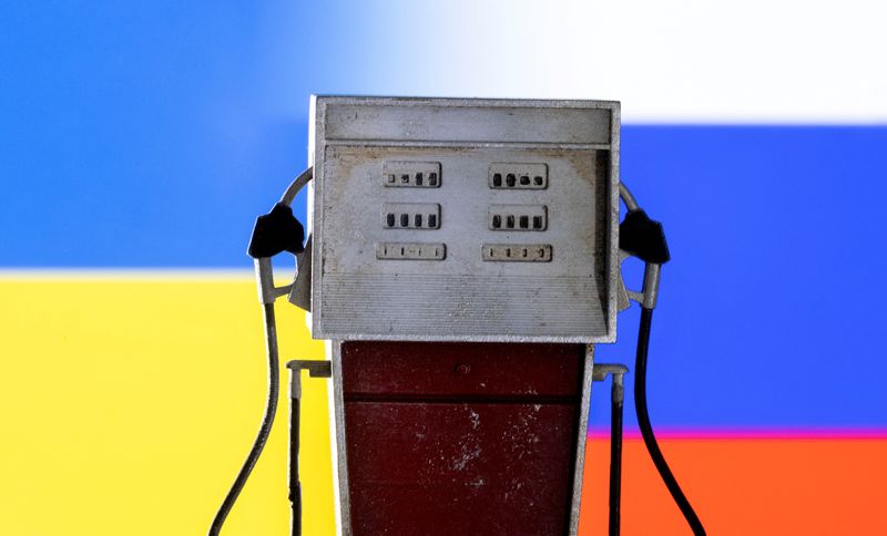 &copy; Reuters. FILE PHOTO: Model of petrol pump is seen in front of Ukraine and Russian flag colors in this illustration taken March 25, 2022. REUTERS/Dado Ruvic/Illustration/File Photo