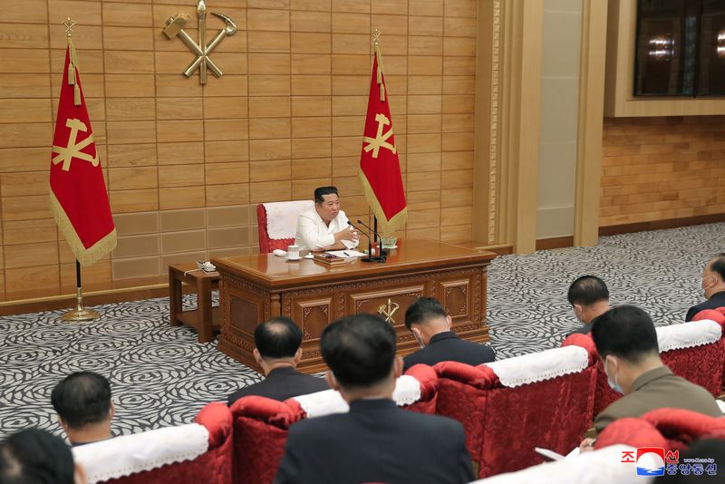 &copy; Reuters. الزعيم الكوري الشمالي كيم جونج أون يتحدث خلال اجتماع لحزب العمال عن تفشي فيروس كورونا في بيونجيانج يوم 28 مايو أيار 2022 في صورة نشرتها وكالة ا