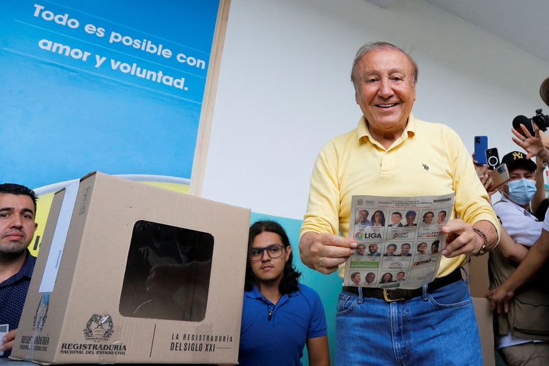 &copy; Reuters. Colombian centre-right presidential candidate Rodolfo Hernandez of Anti-Corruption Rulers' League Party shows a ballo as he casts his vote at a polling station during the first round of the presidential election in Bucaramanga, Colombia May 29, 2022. REUT
