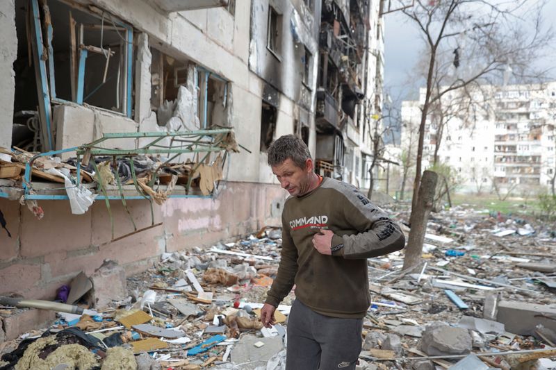 &copy; Reuters. أحد السكان المحليين يسير على حطام مبنى سكني دمرته غارة عسكرية مع استمرار الهجوم الروسي على أوكرانيا في سيفيرودونتسك يوم 16 أبريل نيسان 2022. تص