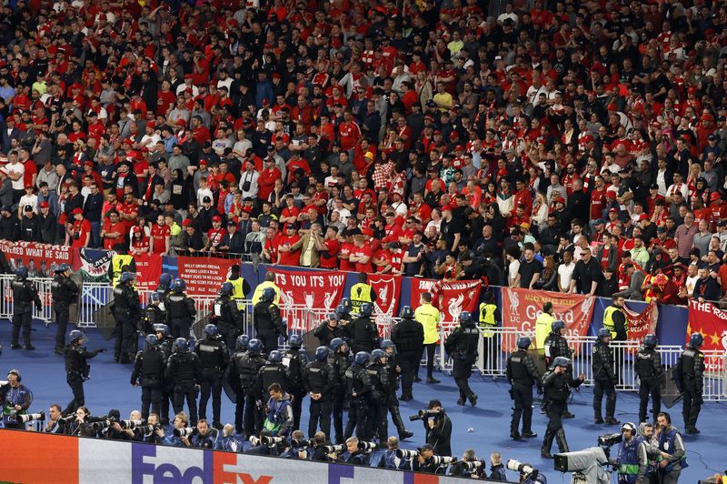 &copy; Reuters. Fútbol - Final de la Liga de Campeones - Liverpool vs. Real Madrid - Stade de France, Saint-Denis, cerca de París, Francia - 28 de mayo de 2022 - Vista general de los hinchas del Liverpool en las gradas junto a agentes de policía y comisarios. REUTERS/