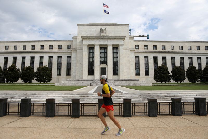 &copy; Reuters. 　中央銀行が経済指標の悪化を受けて、利上げ積極化の手をゆるめるかもしれないーー。米英の短期金融市場は今、こうした観測を強め、利上げでそれぞれ達する政策金利の上限予想を引き