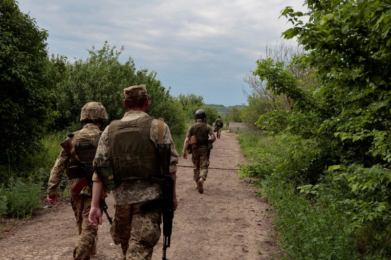 &copy; Reuters. Militares ucranianos patrullan una zona cercana a la línea del frente, mientras continúa el ataque de Rusia a Ucrania, en la región de Donetsk, Ucrania. 29 de mayo de 2022. REUTERS/Serhii Nuzhnenko