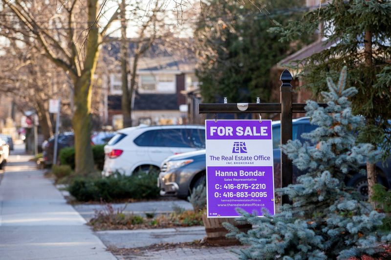 &copy; Reuters. FILE PHOTO: A for sale sign is displayed outside a home in Toronto, Ontario, Canada, December 13, 2021.  REUTERS/Carlos Osorio
