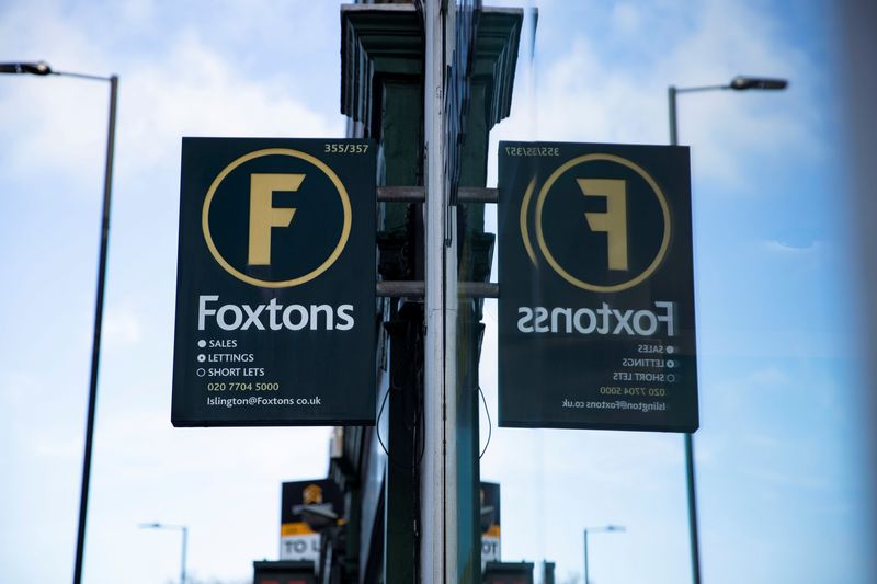 &copy; Reuters. FILE PHOTO: A signage is seen outside a branch of Foxtons estate agents in Islington, London, Britain, December 10, 2021. Picture taken December 10, 2021. REUTERS/May James