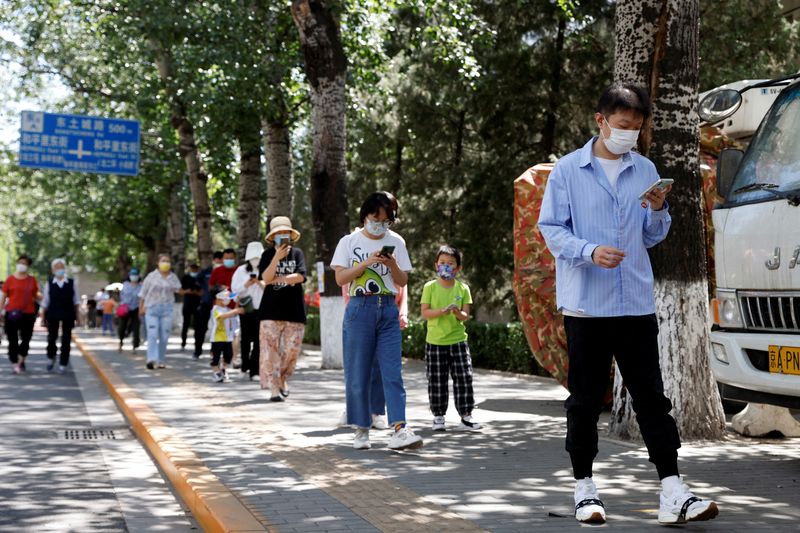 &copy; Reuters. FOTO DE ARCHIVO: Los residentes hacen cola para las pruebas de ácido nucleico en un sitio de pruebas improvisado en medio del brote de COVID-19 en Pekín, China, 25 de mayo de 2022. REUTERS/Carlos García Rawlins