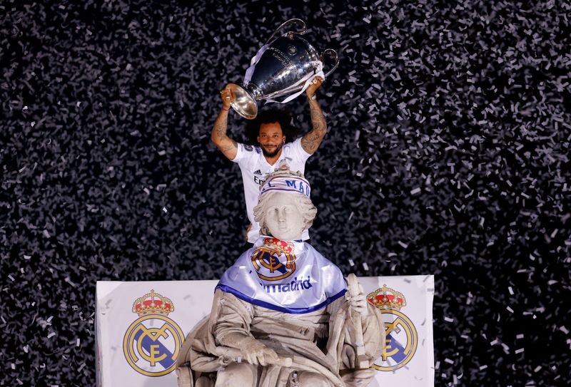 &copy; Reuters. Marcelo, del Real Madrid, levanta el trofeo de la Liga de Campeones sobre la fuente de Cibeles durante el desfile de la victoria en Madrid, España, 29 de mayo de 2022. REUTERS/Marcelo Del Pozo  