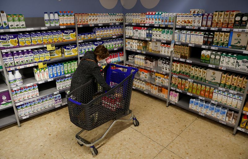 &copy; Reuters. FILE PHOTO: A woman takes some milk in a Caprabo supermarket in Barcelona, Spain, March 21, 2022. REUTERS/ Albert Gea