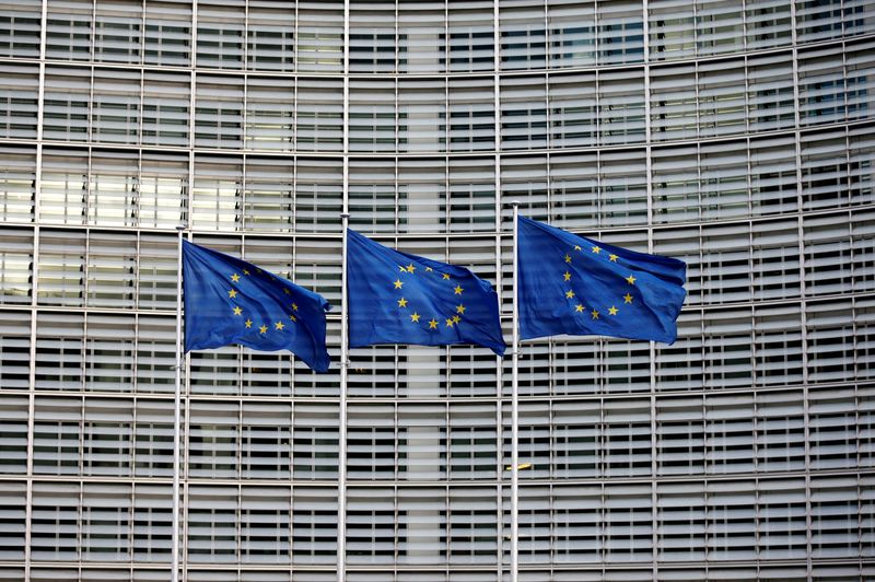 &copy; Reuters. FOTO DE ARCHIVO: Banderas de la Unión Europea ondean frente a la sede de la Comisión de la UE en Bruselas, Bélgica, 18 de enero de 2018.  REUTERS/Francois Lenoir