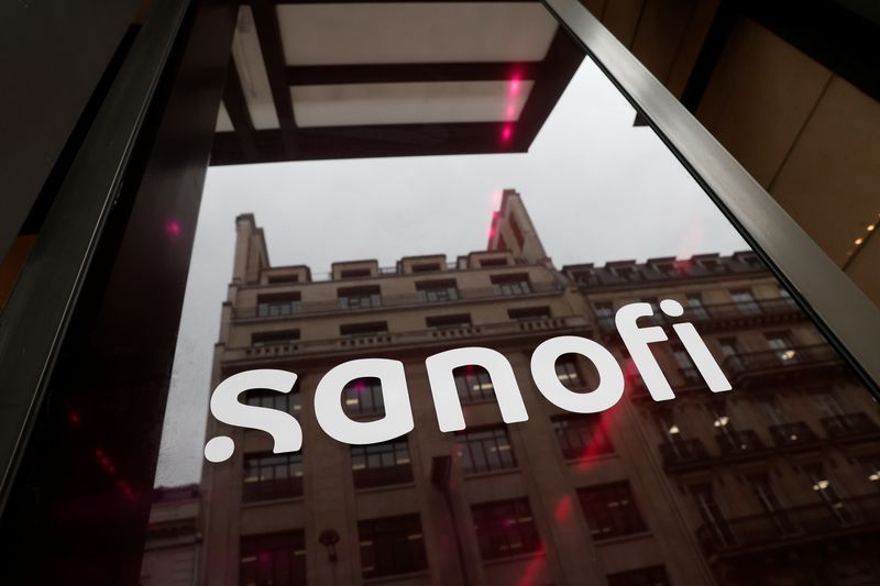 &copy; Reuters. FOTO DE ARCHIVO. Logo de Sanofi en la sede de la compañía durante la rueda de prensa de resultados anuales en París, Francia. 4 de febrero de 2022. REUTERS/Benoit Tessier