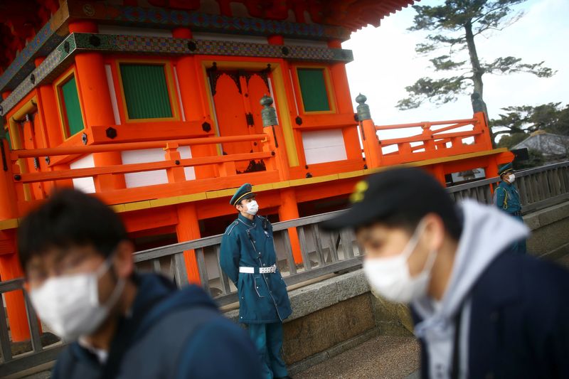 &copy; Reuters. FOTO DE ARCHIVO. Un guardia de seguridad, con una mascarilla protectora tras un brote de la enfermedad del coronavirus (COVID-19), vigila en el templo budista de Kiyomizu-dera en Kioto, Japón. 15 de marzo de 2020. REUTERS/Edgard Garrido