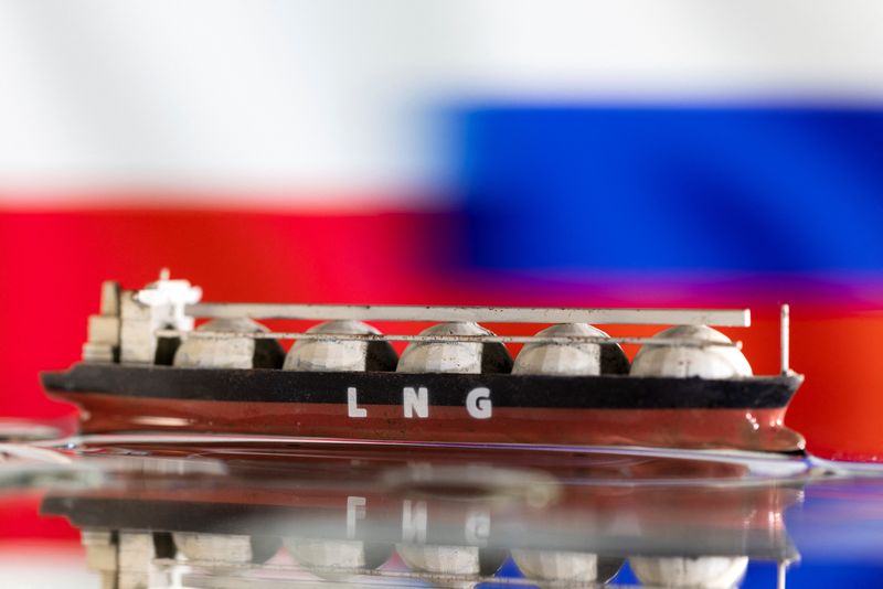 &copy; Reuters. FILE PHOTO: Model of LNG tanker is seen in front of Poland's and Russia's flags in this illustration taken, May 19, 2022. REUTERS/Dado Ruvic/Illustration