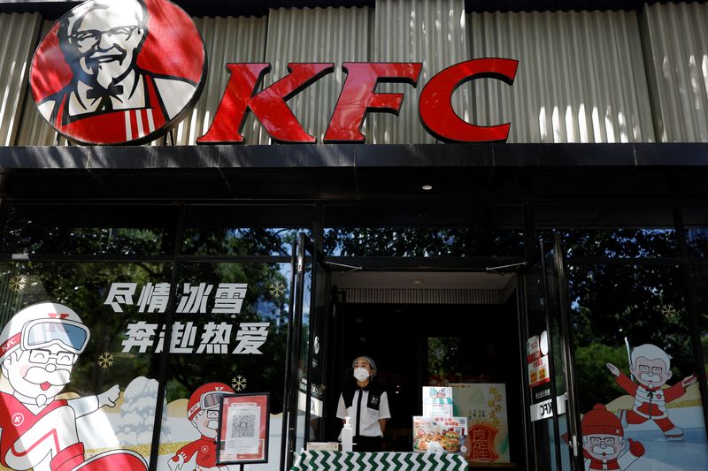 &copy; Reuters. Una trabajadora con una mascarilla espera en la entrada de un restaurante KFC después de que la ciudad prohibiera los servicios de alimentación en medio del brote de la enfermedad del coronavirus (COVID-19), en Pekín, China. 30 de mayo de 2022. REUTERS