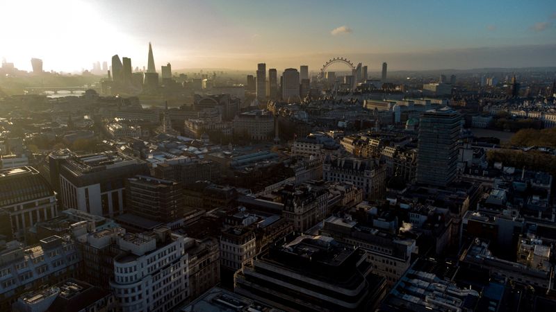 &copy; Reuters. FILE PHOTO: A view of the Shard and the London Eye with the city's skyline in London, Britain April 25, 2021. REUTERS/Yann Tessier/File Photo