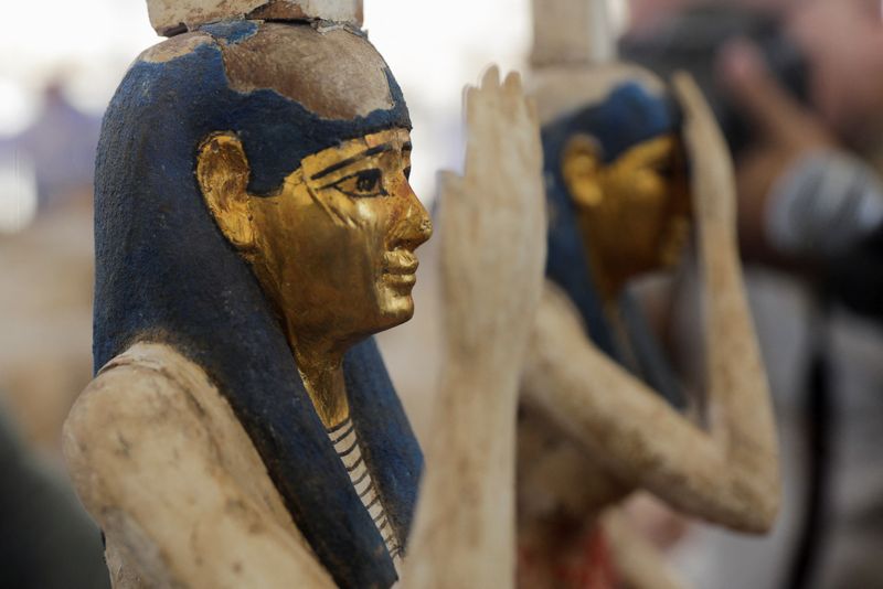 &copy; Reuters. تمثالين عمرهما حوالي 2500 سنة بالقرب من منطقة سقارة المصرية في الجيزة بمصر يوم الاثنين. تصوير: محمد عبد الغني - رويترز.