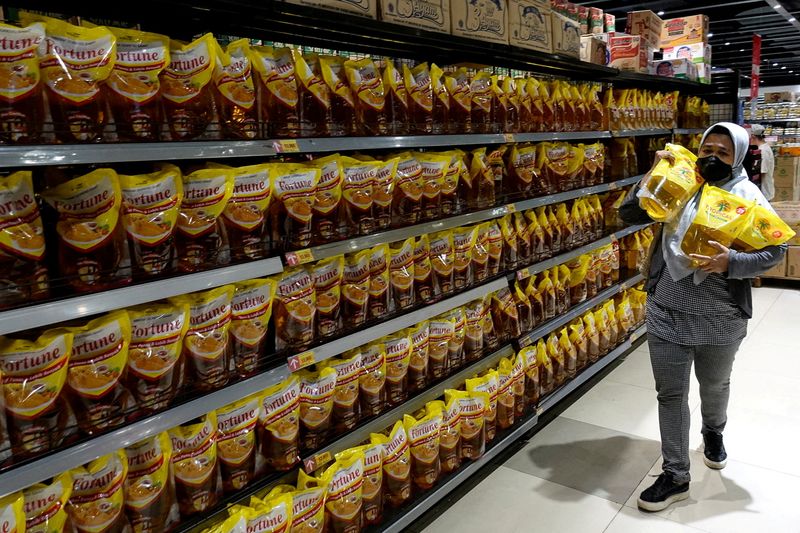 &copy; Reuters. Cliente de supermercado compra de óleo de cozinha feito de óleo de palma em Jacarta, Indonésia
27/03/2022
REUTERS/Willy Kurniawan