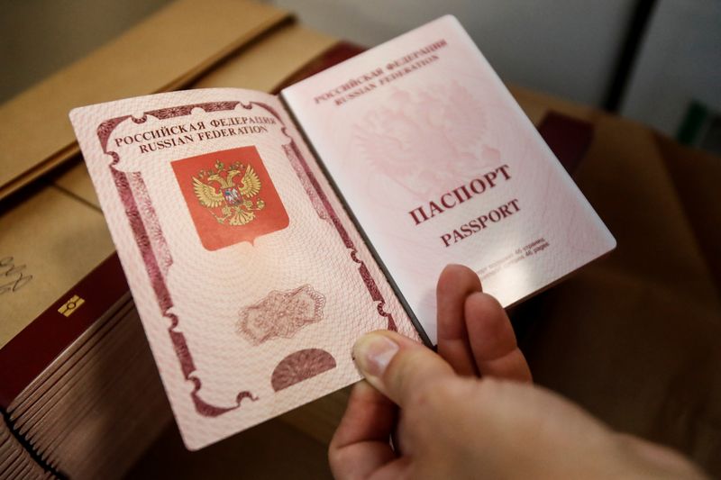 &copy; Reuters. FOTO DE ARCHIVO. Imagen referencial de un trabajador mostrando un pasaporte ruso en blanco en la fábrica de impresión Goznak, en Moscú, Rusia. 11 de julio de 2019. REUTERS/Maxim Shemetov